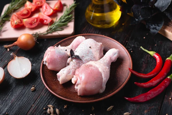 Biz ızgara için et pişirin, çiğ tavuk bacakları sos ve baharat marine. Mutfak kebabı pişirme işlemi