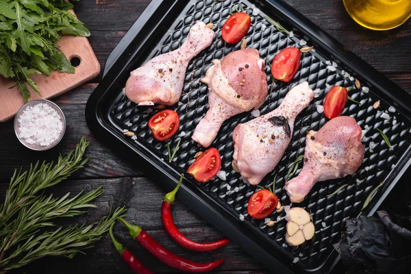 şarküteri taze tavuk, bir barbekü hazırlamak, marine çiğ tavuk bacakları kızartma tavada.