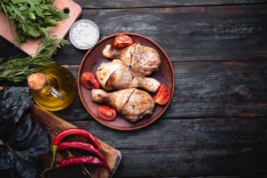 lezzetli tavuk bacakları, ızgara et. Restoranda menü, ızgara yemeği