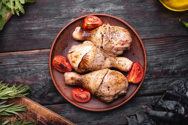 Warme vleesgerechten-gegrilde kippenpoten met groenten op een bord. Heerlijk vlees diner — Stockfoto