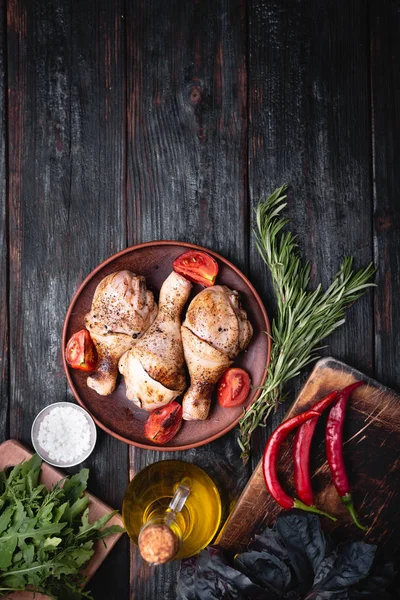 Grill meat, chicken legs lie on a plate, delicious and aromatic spices. — Stockfoto