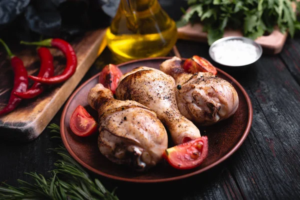 Tasty and fragrant chicken legs baked, flavorful meat on the table, — Stock Photo, Image