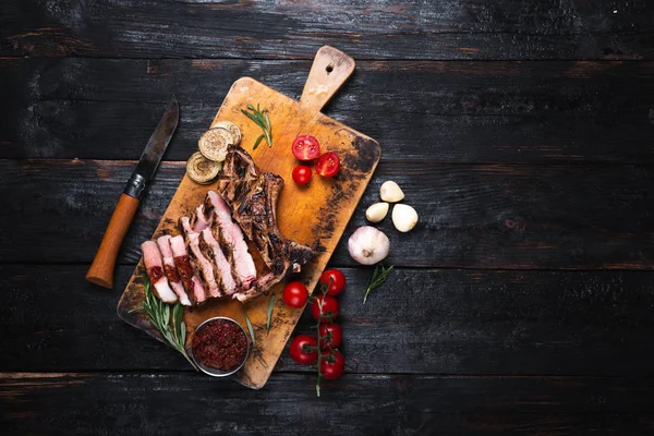 Medium-sized steak, grilled meat, delicious dinner, restaurant menu, — Stockfoto