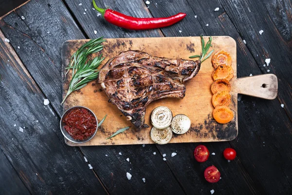 Közepes méretű steak vágódeszkán, lédús grillezett hús. — Stock Fotó