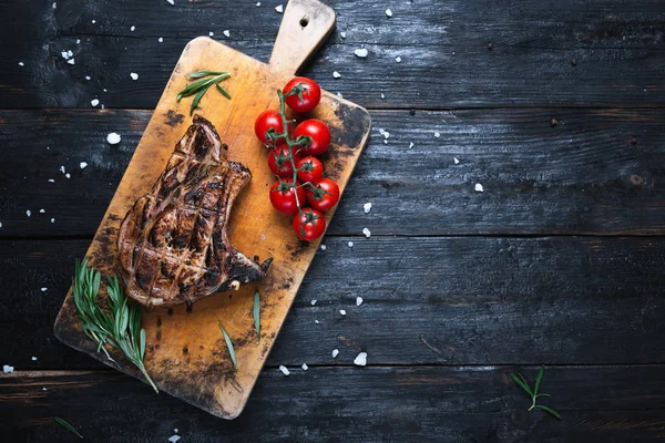 A large piece of meat, a delicious well-fried steak on a cutting board, place for text, — Stockfoto