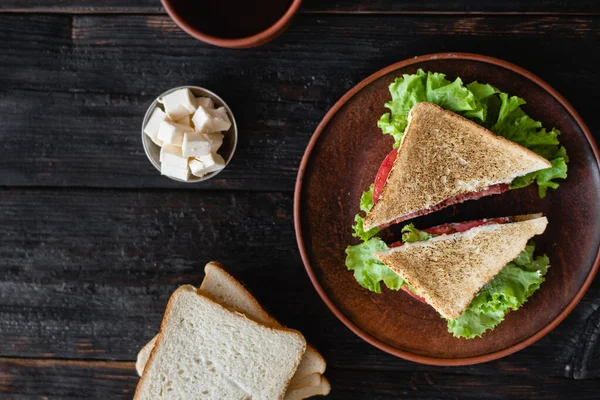 Tabakta iki dilim sandviç, tüm aile için lezzetli bir kahvaltı.,