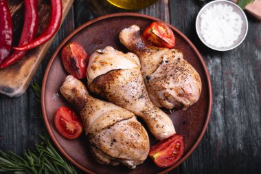 Tabakta kızarmış tavuk budu, ızgara et, baharat ve otlar.,