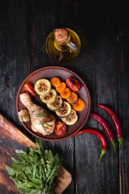 Izgara tavuk budu, restoranda lezzetli bir akşam yemeği.