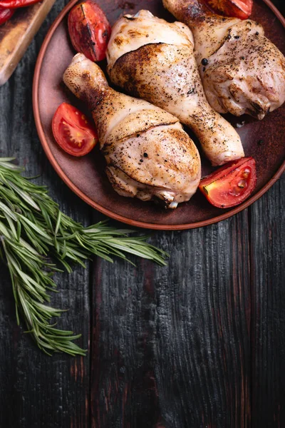 Heerlijk en voedzaam diner voor het hele gezin, een paar stukjes kip op een bord, trommelstokken gegrild, — Stockfoto