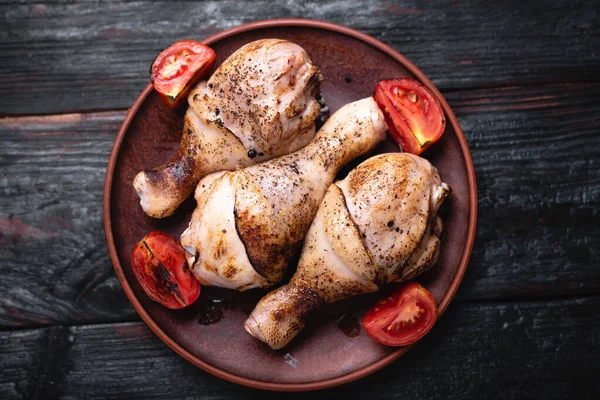 Op een bord liggen verschillende stukken gebakken vlees, kippendrumsticks, een kookrecept. — Stockfoto