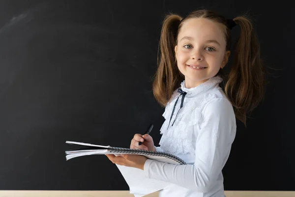 Jeune Élève Leçon Fille Souriante Devant Tableau Blanc Dans Ses — Photo