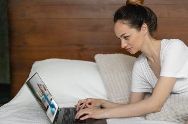 Bir otel odasındaki güzel ve zeki genç kadın bir yatağın üzerinde yatıyor ve bir dizüstü bilgisayarla çalışıyor. Kızın saçı kafasında toplanır ve pijama giyerek vücuduna kıvrılır. Hafta sonu sabahı ve kişisel bilgisayarın başında bir iş kadını. Uzak bir iş ve bir kadın.