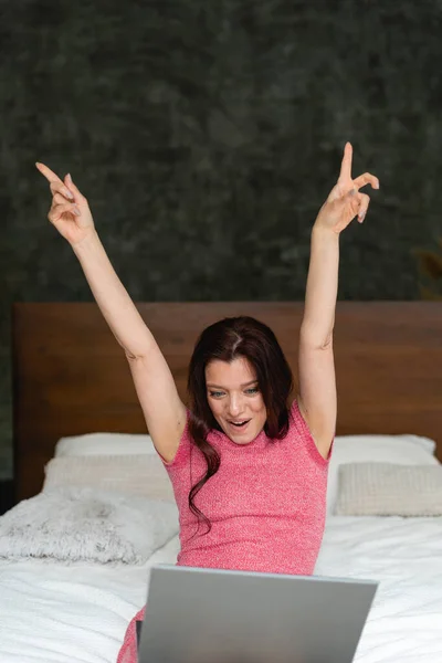 Прекрасна Жінка Років Посміхається Заспокоюється Сидячи Ліжку Білими Простирадлами Подушками — стокове фото