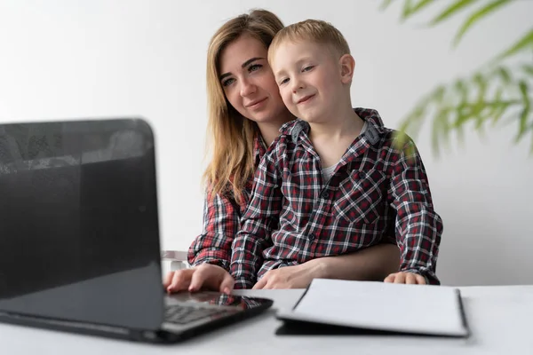 Criança Mãe Estudam Remotamente Uma Mulher Ajuda Filho Treinamento Online — Fotografia de Stock