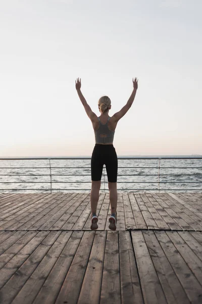 Mladá Krásná Žena Sportovec Dělá Skákání Pozadí Vycházejícího Slunce Úsvit — Stock fotografie