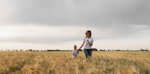 Familia Muy Feliz Madre Hijo Divertirse Corriendo Aire Libre Atardecer —  Fotos de Stock