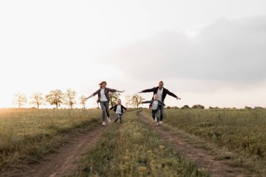 Mutlu aile babası, anne ve iki oğlu. Gün batımında kamp yapmak. kopyalama alanı. Seyahat konsepti