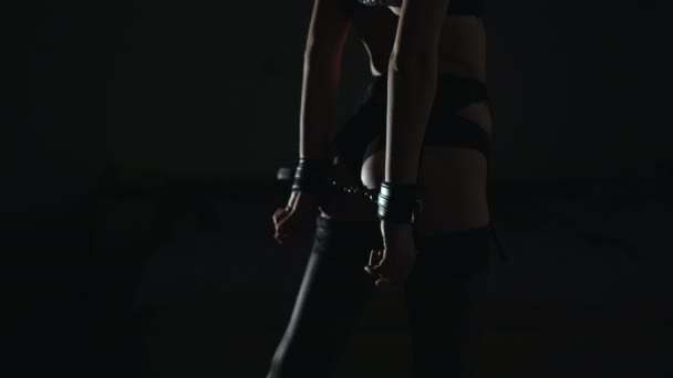 Sexy Lady Bdsm Outfit Women Hands Chained Leather Handcuffs Female — Stockvideo