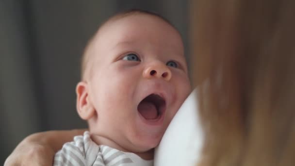 Mamma och barn är ömma stunder. Närbild av ett litet barn i hennes mammas armar. — Stockvideo