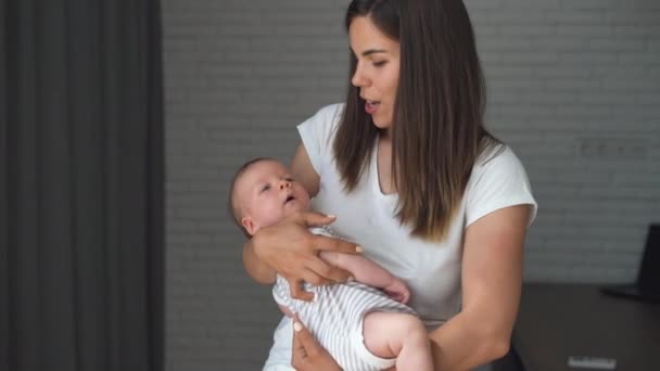 Jonge mooie moeder speelt met een kleine baby. Blanke familie. Geweldige houding. — Stockvideo