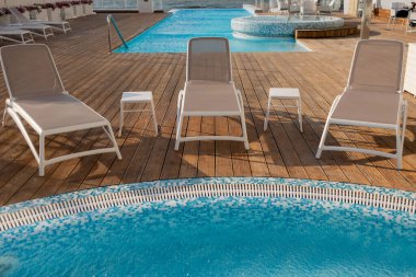 Dinlenmek için otel. Mısır. Tatil köyü misafir kabul etmeye hazır. Temiz günler sıcak sulardır. üç boş iskemle.