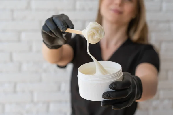 Vista Cerca Mujer Esteticista Borrosa Uniforme Que Sostiene Cera Pasta — Foto de Stock