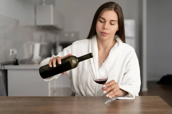 Jovem Deprimida Sentada Casa Serve Vinho Alívio Estresse Com Álcool — Fotografia de Stock