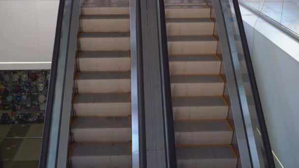 Una escalera mecánica en un centro comercial elevará y bajará a la gente al suelo. — Vídeo de stock