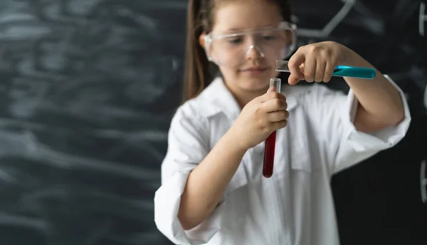 Girl Schoolgirl Dressed White Robe Goggles Conduct Experiment Chemistry Lesson — Stock Photo, Image