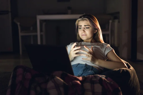 Una Donna Caucasica Siede Casa Notte Guarda Film Riposati Dopo — Foto Stock