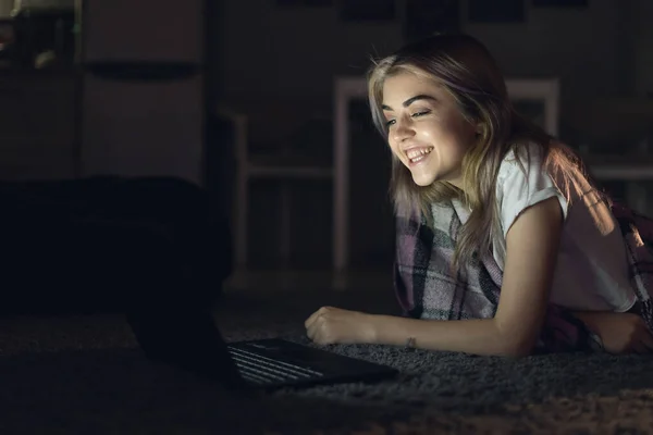 Jonge Mooie Vrouw Nachts Kijken Naar Een Film Een Laptop — Stockfoto