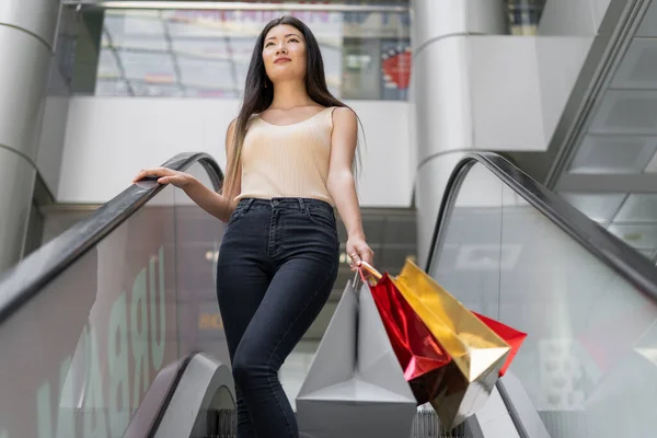 Jonge Mooie Koreaanse Vrouw Gaat Roltrap Het Winkelcentrum Heldere Boodschappentassen — Stockfoto