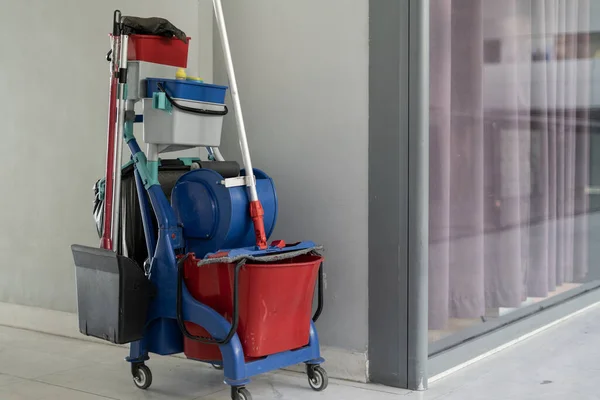 Tramvay temizleme aletleri temizlenmeyi bekliyor. Bir alışveriş merkezinde kova ve temizlik malzemesi. Evin için temizlik servisi. Coronavirus sırasında ev temizliği kavramı