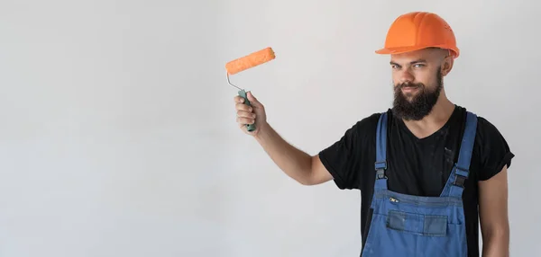 Hombre Constructor Está Vestido Con Ropa Especial Casco Naranja Encuentra — Foto de Stock