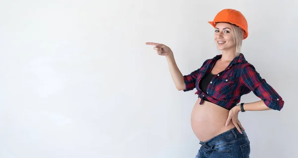 Genç Hamile Bir Kadın Beyaz Bir Arka Planda Duruyor Kıyafetleri — Stok fotoğraf