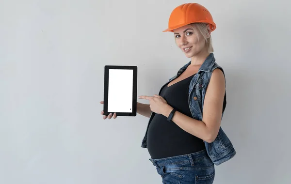 Jovem Mulher Bonita Construtor Capacete Protetor Laranja Sua Cabeça Menina — Fotografia de Stock