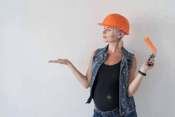 Jovem Mulher Bonita Construtor Capacete Protetor Laranja Sua Cabeça Menina — Fotografia de Stock