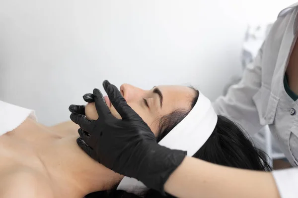 Bella Giovane Donna Alla Reception Estetista Massaggio Facciale Procedura Estetica — Foto Stock