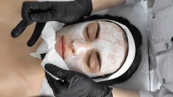 Beauticianul Șterge Masca Fața Unui Tânăr Pacient Tampoane Bumbac Salon — Fotografie, imagine de stoc