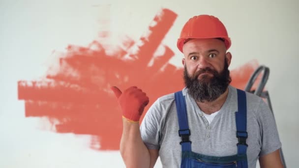 Ein Bauarbeiter Uniform Und Orangefarbenem Schutzhelm Ein Bärtiger Mann Sie — Stockvideo