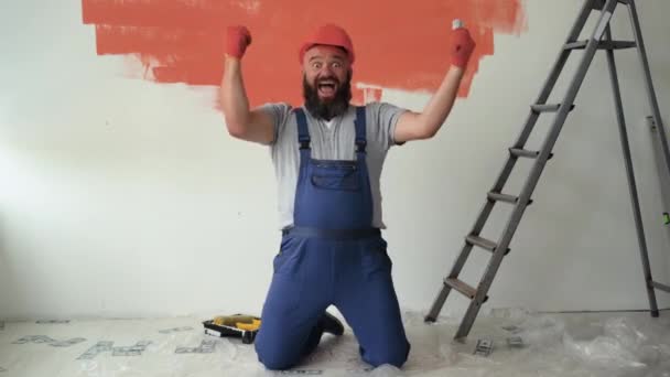 Homem Barbudo Está Usando Uniforme Macacão Capacete Proteção Ajoelha Suas — Vídeo de Stock