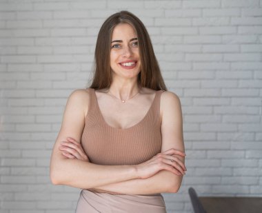 Mutlu arkadaş canlısı bir kadın kameraya bakıyor, gülümseyen bir kız video blogu kaydediyor ya da evde video görüşmesi yapıyor, yaşam tarzı hakkında bir video blogu yönetiyor.,