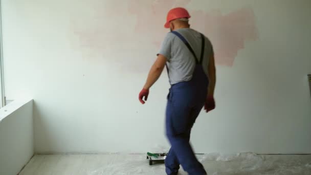 Trabajador Construcción Barbudo Está Vestido Con Mono Casco Protector Pared — Vídeos de Stock