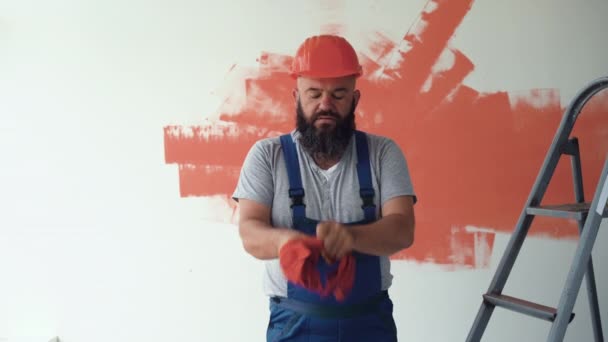 Een Bouwer Uniform Een Oranje Beschermhelm Een Man Met Baard — Stockvideo