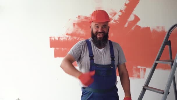 Een Bouwer Uniform Een Oranje Beschermhelm Een Man Met Baard — Stockvideo