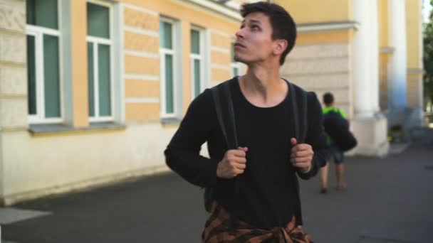 Молодий Кавказький Чоловічий Турист Вулиці Рюкзаком Подивіться Приціли Високоякісні Кадри — стокове відео