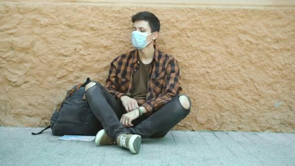 Турист Молодого Хлопця Захисній Медичній Масці Сидячи Тротуарі Знімає Маску — стокове відео