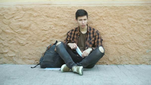 Молодий Хлопець Турист Сидить Тротуарі Відпочиває Носіть Захисну Медичну Маску — стокове відео