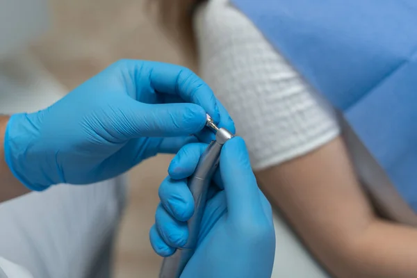 Primo Piano Della Mano Dentista Guanti Blu Con Mano Uno — Foto Stock