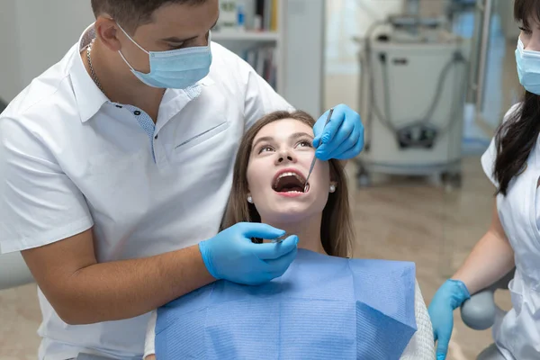 Atrakcyjna Młoda Kobieta Klinice Dentystycznej Męskim Dentystą Badanie Szczęki Próchnicę — Zdjęcie stockowe